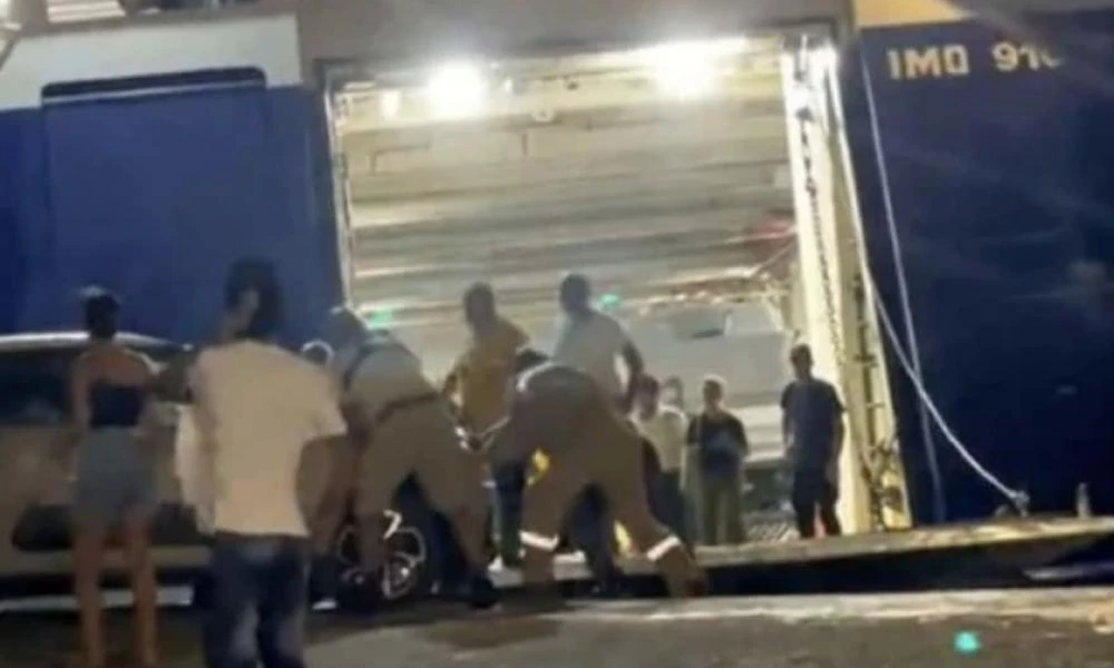 Άνδρος: Ελεύθερος ο καπετάνιος του πλοίου μετά το περιστατικό με το ΙΧ που έμεινε στον «αέρα»